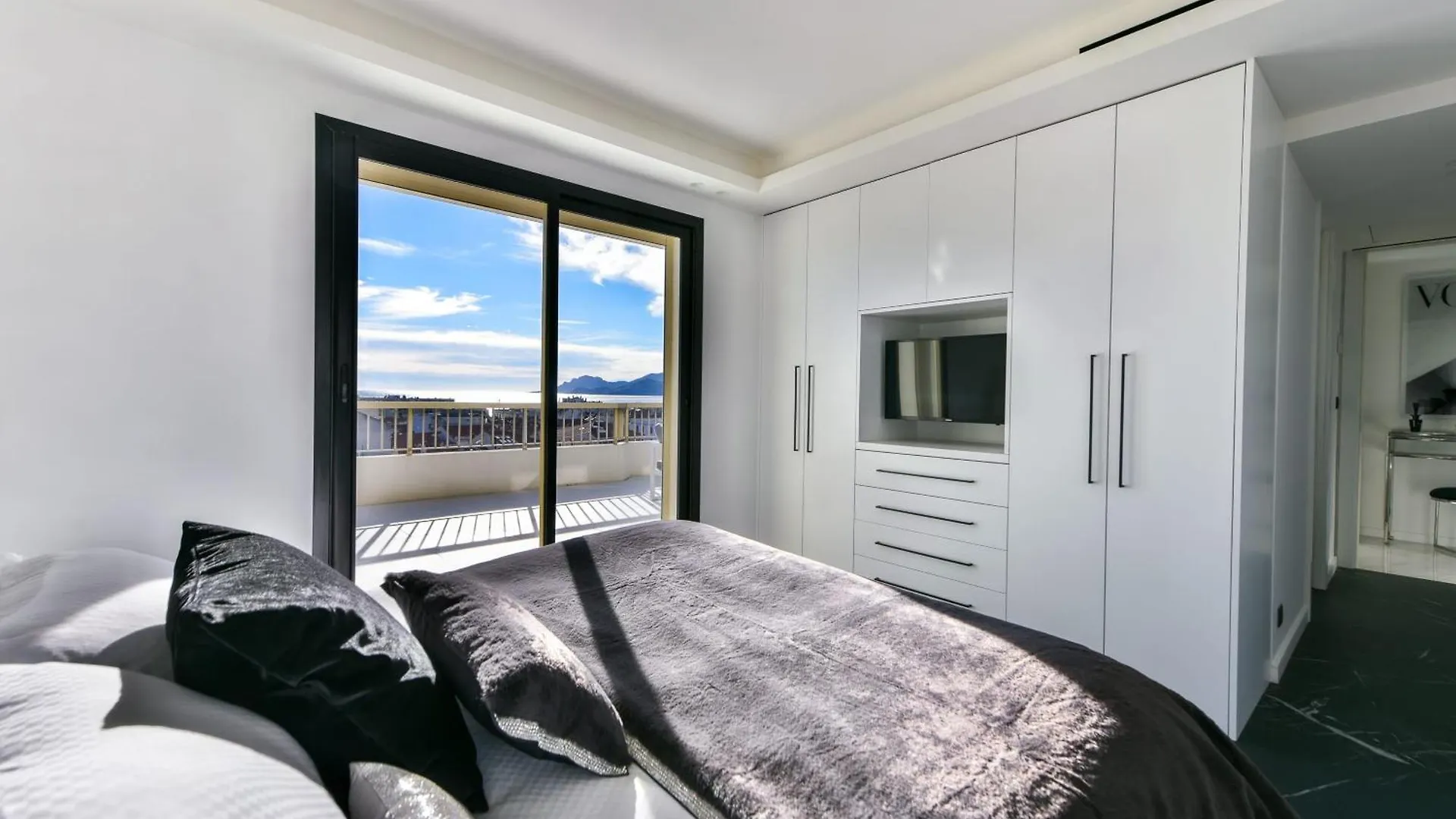 L'Horizon Avec Somptueuse Terrasse Vue Mer, Sejour De Luxe Loisirs Et Business Au Coeur Du Centre Cannes 0*,  France